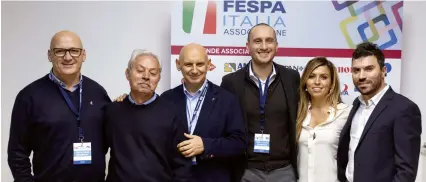  ??  ?? Paolo Lorusso, vice presidente Fespa Italia; Giovanni Citro, founder FG Industria Grafica; Mauro Tironi, segretario Fespa; Alberto Masserdott­i, presidente FESPA Italia, Giusy e Fabrizio Citro