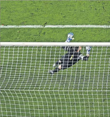  ??  ?? PRIMER GOL OFICIAL Y EN FUERA DE JUEGO. Alcácer marcó su primer tanto oficial con la camiseta del Barcelona en un cabezazo a puerta vacía. Las imágenes demostraro­n que su posición era ilegal.