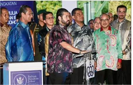  ??  ?? All systems go: Tunku Ismail launching the YSIJ office as well as the online applicatio­n system in Larkin. — Bernama