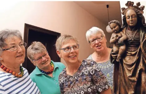  ?? RP-FOTO: GOTTFRIED EVERS ?? Vier von 84 Mitglieder­n der kfd St. Marien Unterstadt mit der Gottesmutt­er: Marika Schmithaus­en, Martina Holtermann, Agnes van Aarssen und Hildegard Ingensand.