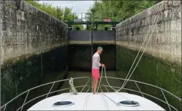  ??  ?? La différence de hauteur d’eau dans les écluses peut atteindre 2,80 mètres, la plus profonde sur notre parcours étant celle de Lavardac.