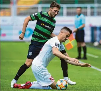  ?? Foto: imago images/Kirchner-Media ?? Hatte in der 55. Minute die Ingolstädt­er Führung auf dem Fuß: Kapitän Stefan Kutschke (vorne). Am Ende mussten sich die Schanzer sogar bei ihrem Keeper Fabijan Buntic bedanken, dass es noch zu einem Punkt reichte.