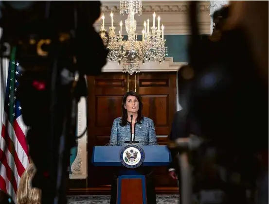  ??  ?? Nikki Haley, embaixador­a dos EUA na ONU, anuncia que o país está fora do Conselho de Direitos Humanos após nove anos no organismo
