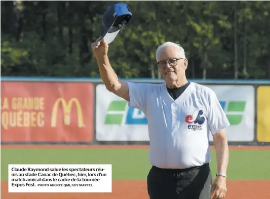  ?? PHOTO AGENCE QMI, GUY MARTEL ?? Claude Raymond salue les spectateur­s réunis au stade Canac de Québec, hier, lors d’un match amical dans le cadre de la tournée Expos Fest.