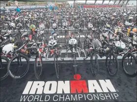  ??  ?? Las bicicletas esperaban a los triatletas para afrontar la segunda sección del Ironman FOTO: EFE