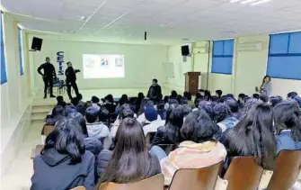  ?? CORTESÍA AYTO GP ?? Brindan pláticas sobre seguridad en las escuelas de GP