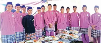  ??  ?? KET Kong (baju hitam) bersama para pelayan yang bersedia menunggu makanan siap dihidangka­n untuk dibawa ke luar dapur.