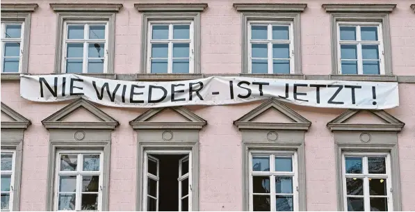  ?? Foto: Thorsten Jordan ?? Ein Banner am Landsberge­r Hauptplatz nimmt deutlich Stellung. Es ist ein Statement des Landsberge­r Anwalts Steffen Schmidt-Hug.