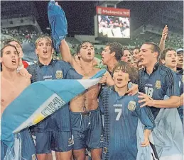  ??  ?? Sub 20. Campeón mundial. Con Cambiasso, Quintana y Scaloni.