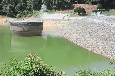  ?? — Chan boon Kai/the star ?? Drying up: The water level at ayer Itam dam sitting at 37% in George Town, Penang.