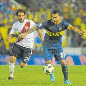  ??  ?? Sin gravitació­n. Tevez encara, perseguido por Ponzio. Carlos no pesó.