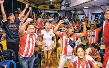  ?? FOTOS CéSAR BOLíVAR ?? Un grupo de hinchas cantan el gol de Yony González al minuto 52, que significó el empate del partido.