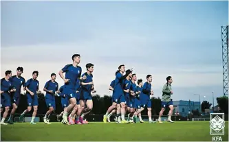  ?? Courtesy of the Korea Football Associatio­n ?? Korean national U-23 football team players train at Al Ersal Tranining site in Doha, Saturday.