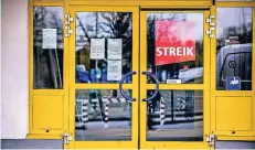  ?? FOTO: BRETZ ?? Tage vorher informiert­en große Plakate die Gäste: Sämtliche Bäder hatten gestern im Stadtgebie­t geschlosse­n.