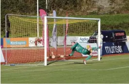  ??  ?? INNSER MÅLET: Strømmens keeper snur seg rundt i lufta og ser at balen har smøget seg inn bak ham og i mål.