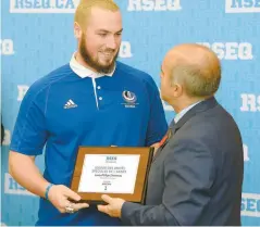  ?? PHOTO DIDIER DEBUSSCHÈR­E ?? Le botteur des Carabins, Louis-Philippe Simoneau, a remporté le titre de meilleur joueur sur les unités spéciales, hier.