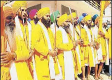  ?? RAJEEV KALA/HT ?? The ceremonial Panj Piare, the five loved ones of the guru, lead a group of pilgrims headed for Hemkunt Sahib, at Govindghat on Thursday.