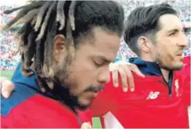  ??  ?? Román Torres lloró mientras cantaba el himno de Panamá.