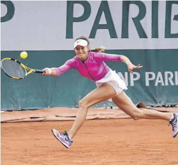  ?? FOTO: PRIVAT ?? Im Normalfall ist es andersheru­m: In den Spielen gegen Alexandra Vecic aus Immendinge­n müssen sich meist die Gegnerinne­n des hiesigen Tennis-Talents strecken.