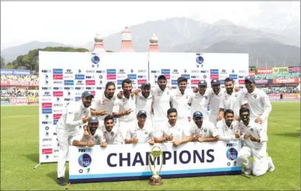  ?? AFP ?? The India cricket team poses with the Border-Gavaskar trophy after winning the fourth and final Test with Australia at the Himachal Pradesh Cricket Associatio­n Stadium in Dharamsala yesterday.