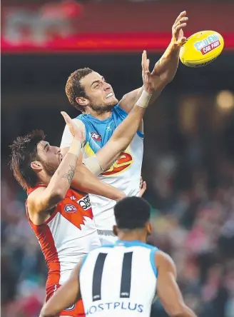  ?? Picture: GETTY IMAGES ?? Suns ruckman Jarrod Witts wins a hitout against the Sydney Swans.