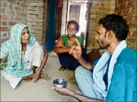  ??  ?? Filmmaker Shah Alam converses with Moola, mother of Phoolan Devi.