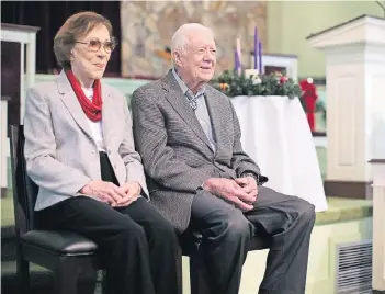  ?? FOTO: AP ?? Jimmy Carter (92) mit seiner Frau Rosalynn (89) in der kleinen Baptistenk­irche in Plains im US-Bundesstaa­t Georgia.