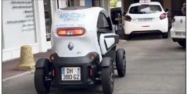  ?? (Photos Gilles Traverso) ?? « Avant, je faisais une formation scooter par semaine et une formation voiturette par mois. Aujourd’hui, cela s’est totalement inversé... », constate un responsabl­e d’Auto-école cannois.