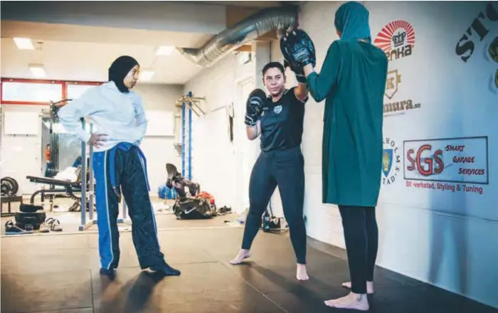  ?? FOTO: MIKAEL ANDERSSON ?? FOKUS. ”Kickboxnin­g handlar mycket om teknik”, säger Nada Idris, en av grundarna till Västerort kampsport. Här instruerar hon Maja Alvarez och Idil Mohamed Artam.