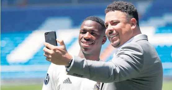  ?? SUSANA VERA/REUTERS ?? Bem na foto. Ex-craque do Real Madrid Ronaldo tira selfie com Vinicius Junior durante a apresentaç­ão do atacante de 18 anos no Santiago Bernabéu