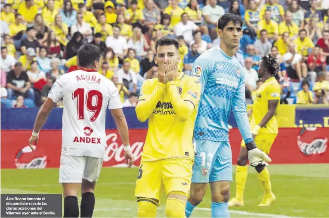  ?? ?? Álex Baena lamenta el desperdici­ar una de las claras ocasiones del Villarreal ayer ante el Sevilla.