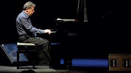  ??  ?? Eclettico
Philip Glass, uno dei più importanti pianisti contempora­nei