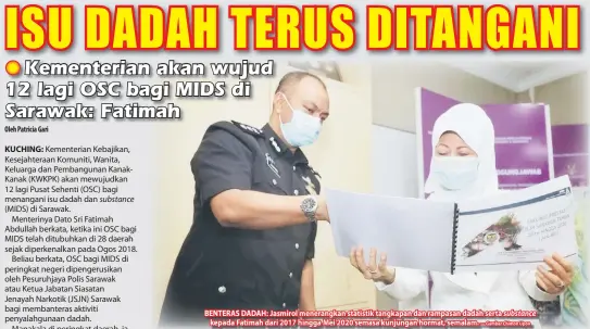  ?? — Gambar Chimon Upon ?? BENTERAS DADAH: Jasmirol menerangka­n statistik tangkapan dan rampasan dadah serta substance
kepada Fatimah dari 2017 hingga Mei 2020 semasa kunjungan hormat, semalam.