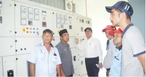  ??  ?? SADDI melihat salah satu peralatan bagi menyambung bekalan elektrik ke rumah-rumah kediaman penduduk di Litang.