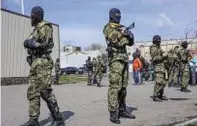  ??  ?? Pro-Russian soldiers on guard in the city of Slovyansk