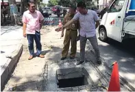  ?? GALIH WICAKSONO/JAWA POS ?? BERMASALAH: Proyek pembanguna­n trotoar di Jalan Panglima Sudirman disidak anggota DPRD dan pejabat Pemkab Gresik kemarin.