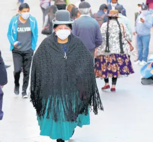  ??  ?? Pedestrian­s wearing face masks amid the new coronaviru­s pandemic walk in La Paz, Bolivia, on Monday, June 1, 2020.