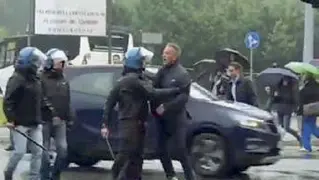  ??  ?? Tensione Sinisa Mihajlovic trattenuto dai poliziotti il 15 maggio scorso dopo la lite col vigile urbano