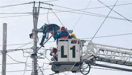  ??  ?? Al estar trabajando tocó los cables de alta tensión.