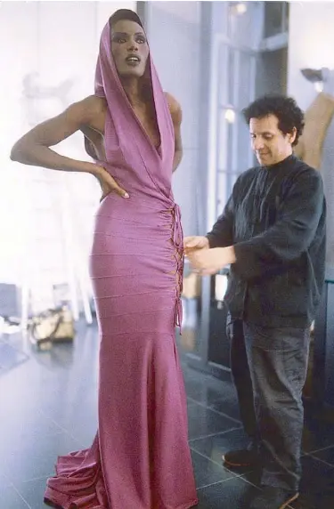  ??  ?? Azzedine Alaïa fitting Grace Jones with one of his jersey siren dresses