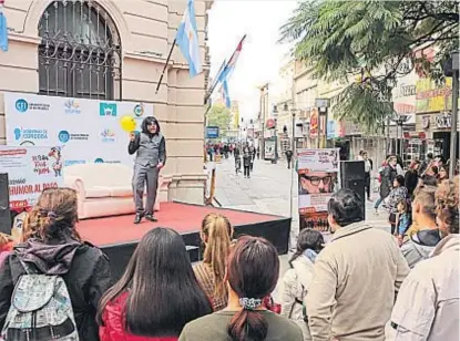  ?? (PRENSA FESTIVAL PENSAR CON HUMOR) ?? Ganador. Fabio Sosa ganó el concurso “Humor al paso”, en el Centro de Córdoba.