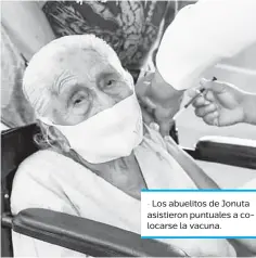  ??  ?? • Los abuelitos de Jonuta asistieron puntuales a colocarse la vacuna.