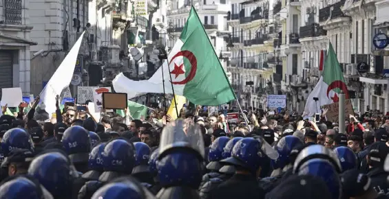  ??  ?? متظاهرون، وسط العاصمة الجزائر، يعبرون عن غضبهم من سوء الأوضاع الاقتصادية في البلاد )أرشيفية(
