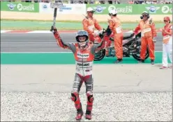  ??  ?? ANTE SU AFICIÓN. Lorenzo ha logrado dos victorias consecutiv­as.