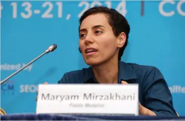  ??  ?? Les travaux de Maryam Mirzakhani (ici, le 13 août 2014 à Séoul après la remise de sa médaille Fields) concernaie­nt des problèmes profonds sur les systèmes dynamiques et les billards mathématiq­ues.