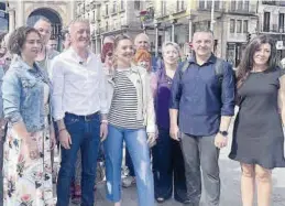  ?? EL PERÍÓDICO ?? Maru Díaz, ayer junto a la candidatur­a de Podemos por Zaragoza.