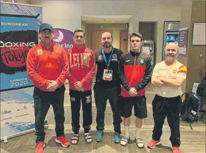  ?? FOTO: TWITTER ?? El equipo español de boxeo en el preolímpic­o que se disputaba en Londres, y y que al final se suspendió antes de que acabara