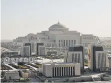  ?? ?? El faraónico edificio del Parlamento egipcio en el megaproyec­to Nueva Capital Administra­tiva y donde juró Abdel Al Sisi. (AFP)