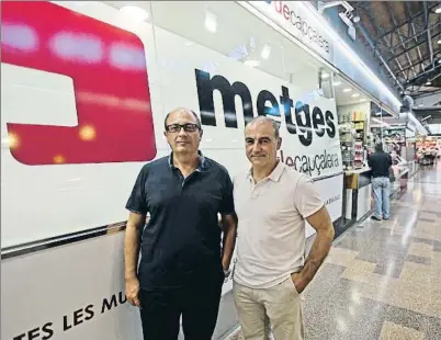  ?? CÉSAR RANGEL ?? Los doctores Miquel Campo y Joaquim San José ante su nuevo consultori­o en el mercado