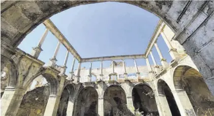  ?? EL PERIÓDICO ?? Claustro en ruinas del convento de San Antonio de Padua.